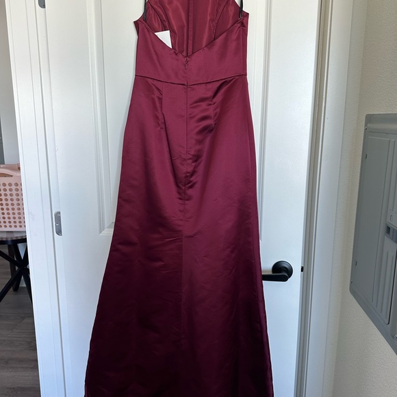 NEVER WORN Hailey Paige Bridesmaids Halter Top Dress Burgundy Size 4 - Picture 2 of 4